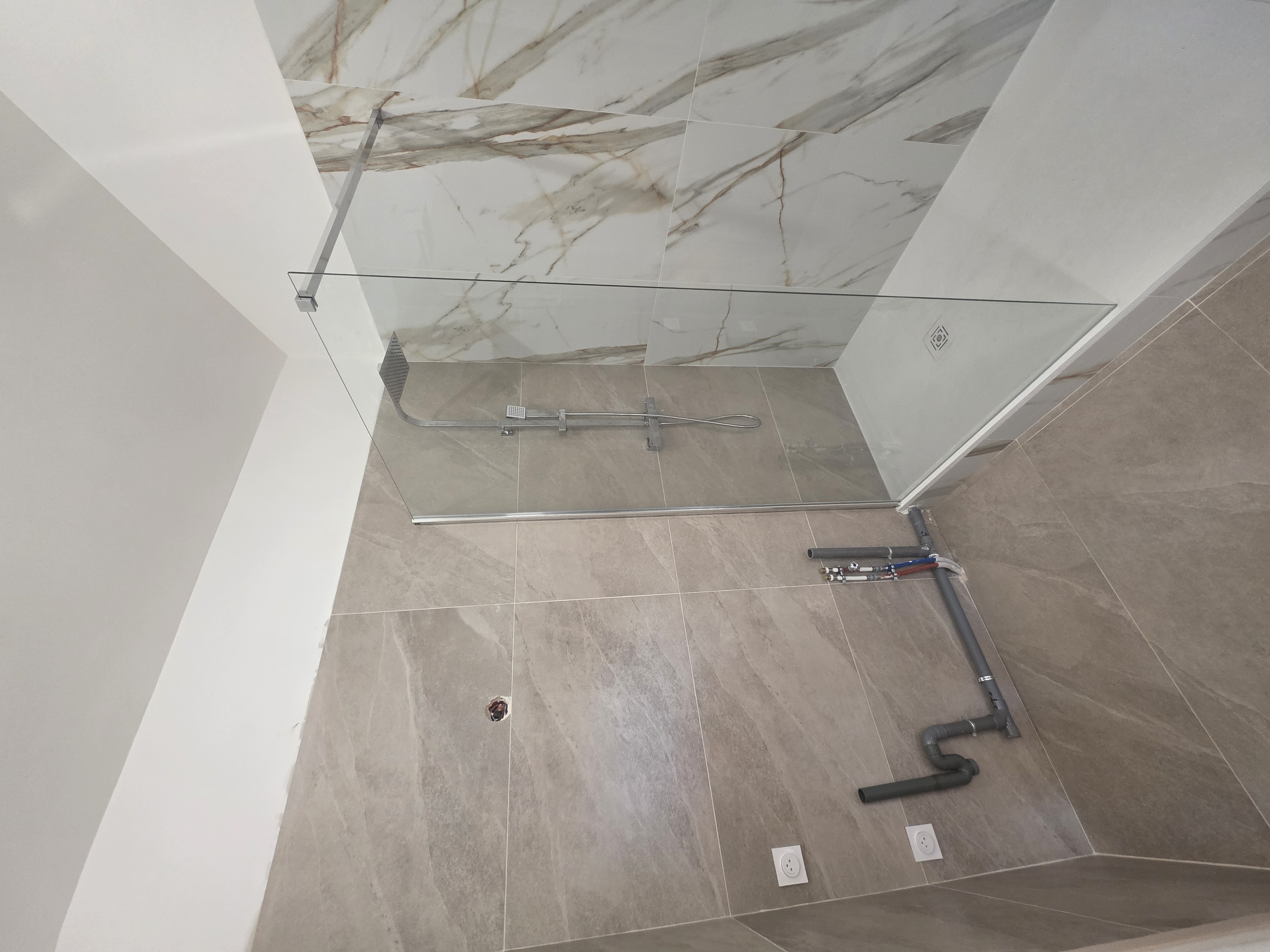 Salle de bain marbre avec douche à l'italienne — PCP